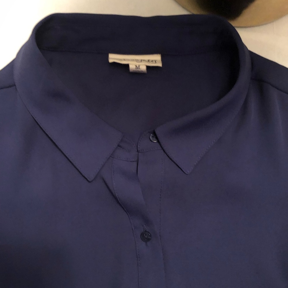 🌸 3 for $12 Navy sleeveless blouse with buttons. - Picture 3 of 8